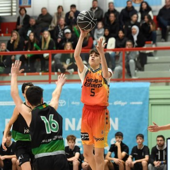 Hugo Sabater con su equipo Valencia Basket | Imagen cedida. 