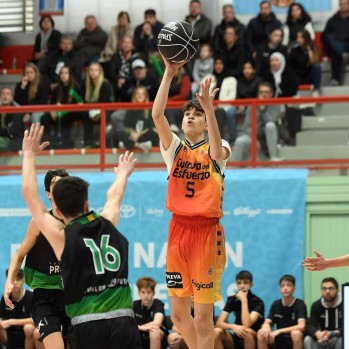 Hugo Sabater con su equipo Valencia Basket | Imagen cedida. 