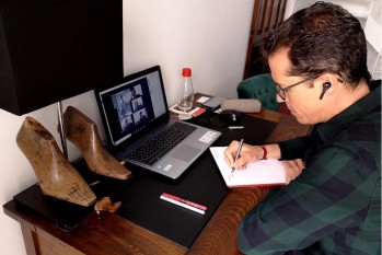 Alfaro trabaja desde casa y está en contacto constante con el exterior.