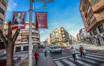 Imagen de las banderolas en la avenida de las Olimpiadas | J.C.