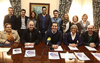 El equipo de calidad del centro junto al alcalde y el concejal de Educación | Jesús Cruces.