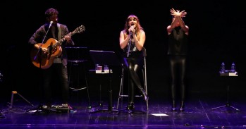 Rozalén interpretando 
