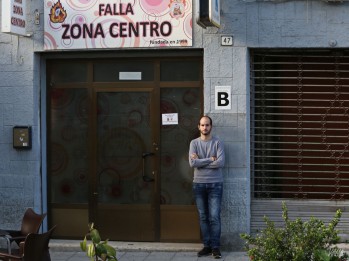 Javier Domene en la puerta de la sede de la Falla Zona Centro | Jesús Cruces.