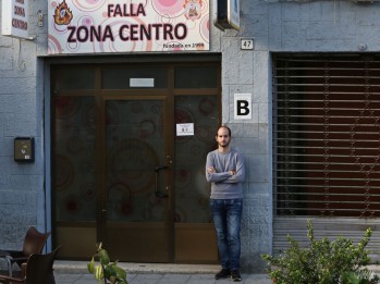 Javier Domene en la puerta de la sede de la Falla Zona Centro | Jesús Cruces.
