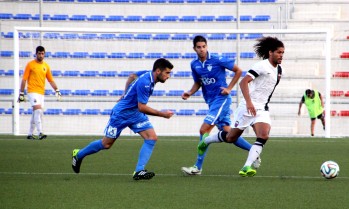 El exazulgrana Aridane controla el balón durante el amistoso ante el Socuéllamos en 2014 | J.C.
