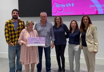 Los oncólogos Ana Lluch y Juan Miguel Cejalvo con la directiva de ACMAVI