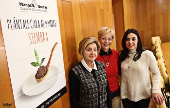 Las voluntarias Janie Maciá y Toñi Verdú presentaron la campaña con la edil de Solidaridad Nieves López | Jesús Cruces.