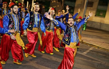 Los festeros desfilaron con alegría | Jesús Cruces.