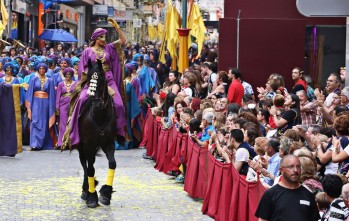 Cada año miles de personas llenan el recorrido para disfrutar de los desfiles | Jesús Cruces.