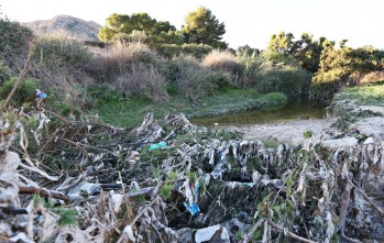 Miles de toallitas cubren parte del río Vinalopó a su paso por Elda | Jesús Cruces.