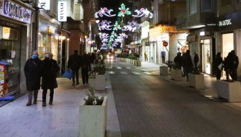 Imagen de archivo de la población paseando de noche.