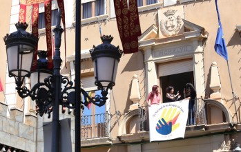 Una pancarta anuncia desde el Ayuntamiento el Día Nacional de las Lenguas de Signos