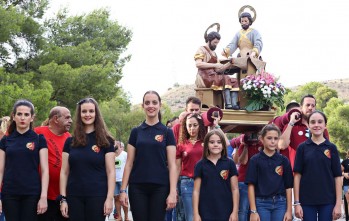 Los falleros arroparon a San Crispín y San Crispiniano en su bajada hasta la Inmaculada | Jesús Cruces.