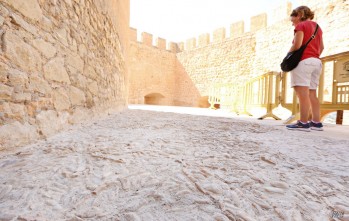 Los pavimentos se encontraban en mal estado debido al crecimiento de hierbas | Jesús Cruces.