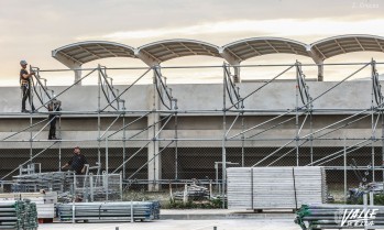  Esta mañana comenzaron los trabajos para colocar una grada supletoria en el Nuevo Pepico Amat | J. Cruces.