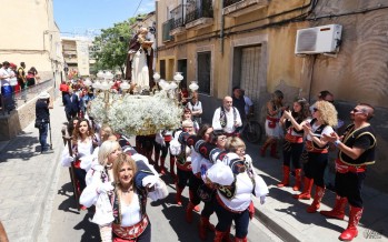 San Antón ha sido portado por la comparsa Zíngaros.