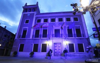 El Ayuntamiento de Elda se ha teñido de azul para la ocasión.