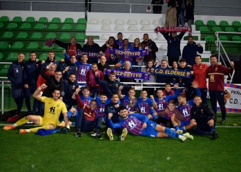 Imagen del equipo con la afición del Eldense en Vigo  | Sergio Navarro.