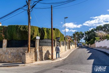 Los postes, que aguantan el cableado, están plantados en una base de hormigón | Nando Verdú. 