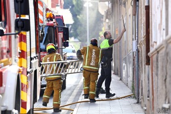 Bomberos y Policía Local en el lugar de los hechos | Jesús Cruces.