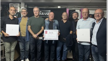 Ganadores del concurso con los responsables de Érase Biografías, Antonio Trigueros y Carlos G. Ortuño.