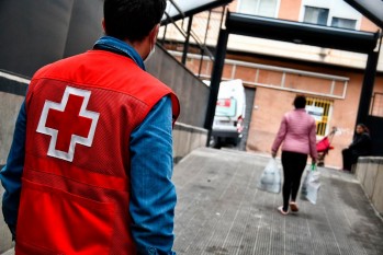 Parte de las familias acuden a Cruz Roja para recoger los alimentos | Gustavo López.