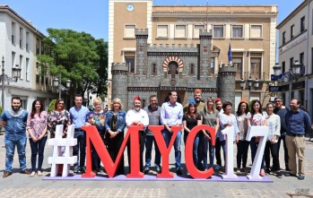 La corporación municipal posa junto al 