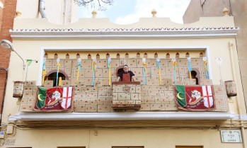 El vecino de Petrer Vicente Belda ha montado un castillo en su balcón con cartones que tenía por casa.