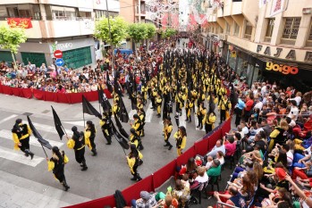 Imagen de uno de los multitudinarios desfiles de las fiestas de Elda
