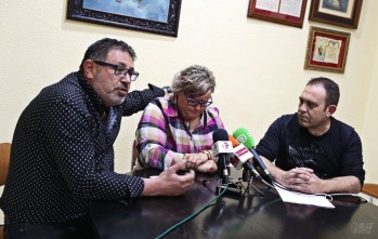 Escolano Mateo animó a Vera, visiblemente afectada tras el anuncio | Jesús Cruces.