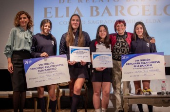 Las premiadas con Elia Bareló.