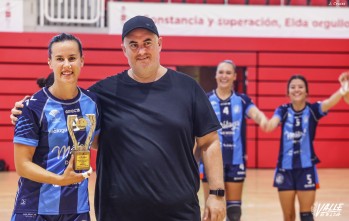 Vicen Muñoz entregó ayer el premio a la jugadora. 