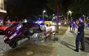 Una conductora pierde el control del vehículo y se sube a la valla de la avenida Felipe V de Petrer