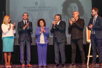 Los últimos cuatro alcaldes de la localidad junto a Mari Carmen Rico.