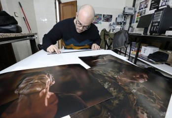 Pablo Ángel Sánchez preparando la exposición fotográfica para el próximo viernes | Jesús Cruces.