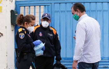 Protección Civil distribuirá las 50.000 mascarillas a la población de Petrer en los próximos días.