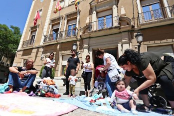 Esta familia se ha manifestado a las puertas del Consistorio | Jesús Cruces.