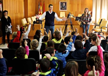 Los pequeños en el salón de plenos durante su visita | Jesús Cruces.