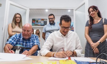 El presidente de AMFI, Andrés Molina, y el alcade, Rubén Alfaro, han firmado el convenio esta mañana | J.C.