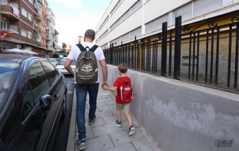 Los menores acuden a clase cada día.