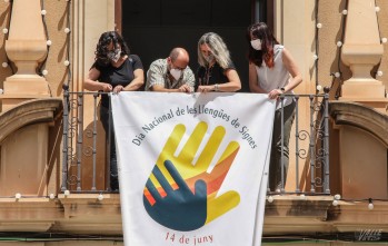 El cartel se ha colgado en el Ayuntamiento esta mañana. 