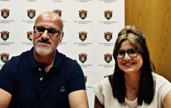 El petrerense Alberto Montesinos junto a la edil Irene Navarro.