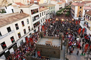 Imagen de la Entrada de Bandas de 2016 en la que sí había público en la plaza | Jesús Cruces.