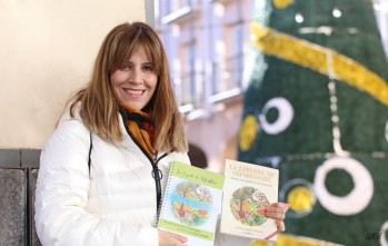 Esther Jiménez mostrando su libro y el nuevo cuaderno/agenda.