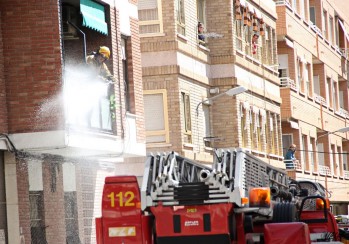 Tres dotaciones de bomberos han acudido rápidamente al lugar de los hechos | Jesús Cruces.
