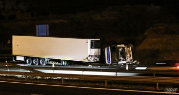 Imagen del camión sobre la calzada de la autovía A-31 | Jesús Cruces.