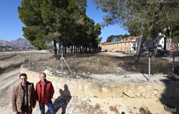 Fernando Portillo y Rafa Masiá junto a la finca El Poblet | Jesús Cruces.