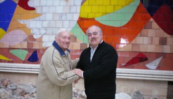 El exedil Manuel Jover y Ramón González se saludan en una imagen captada en 2011 | A. J.