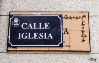 La placa de la calle La Iglesia ha sido tapado.