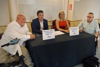 Imagen de la reunión en la que estuvo presente el presidente de AMFI, Andrés Molina, y la alcaldesa de Petrer, Irene Navarro. 